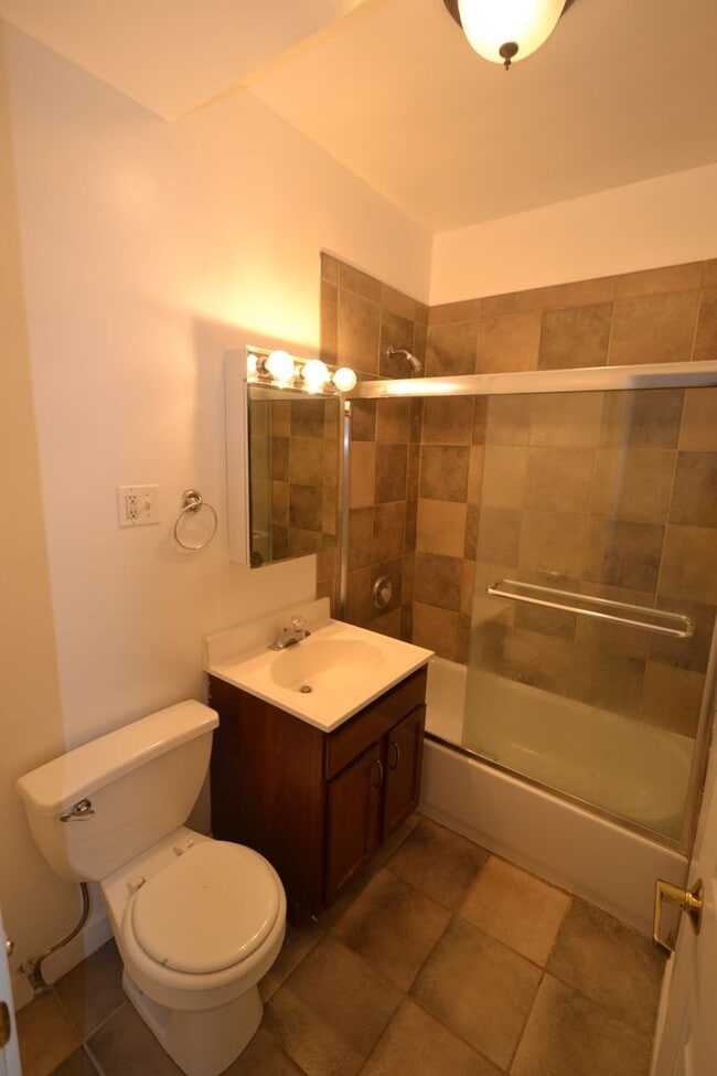 Building Photo - 879 W Cornelia Ave