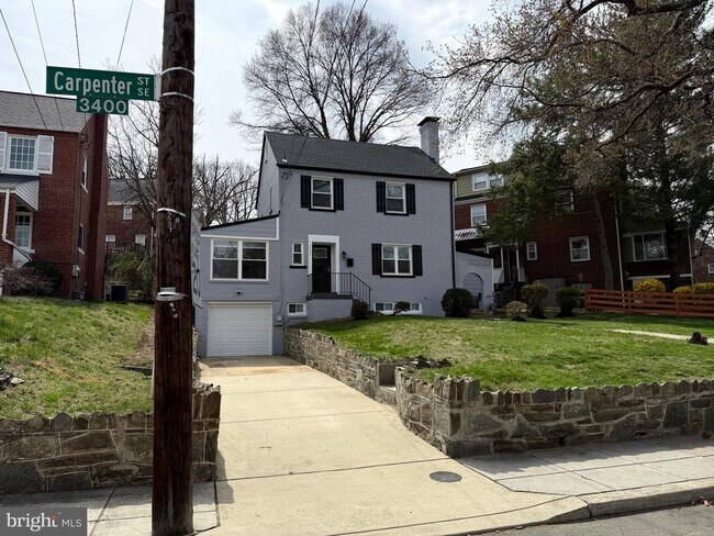 Building Photo - 3405 Carpenter St SE