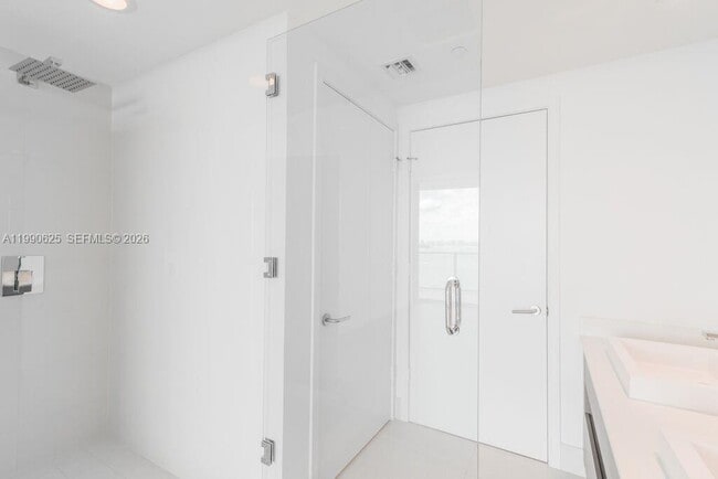 Building Photo - 460 NE 28th St