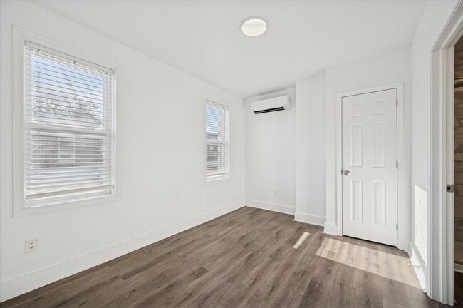 Building Photo - 2BR/3BA House | Fenced-In Backyard | 1BR Voucher OK for 2BR