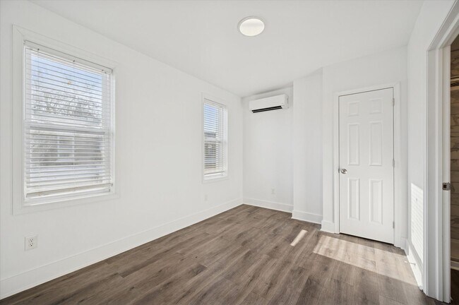 Building Photo - 6143 Glenmore Ave