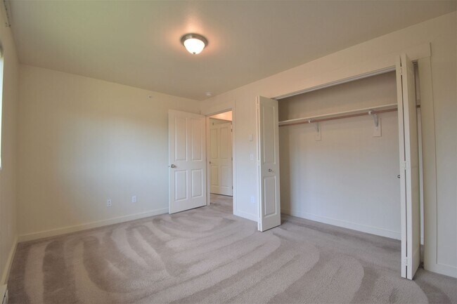 Building Photo - Top Floor 2Bed 1Bath apartment! Close to M...