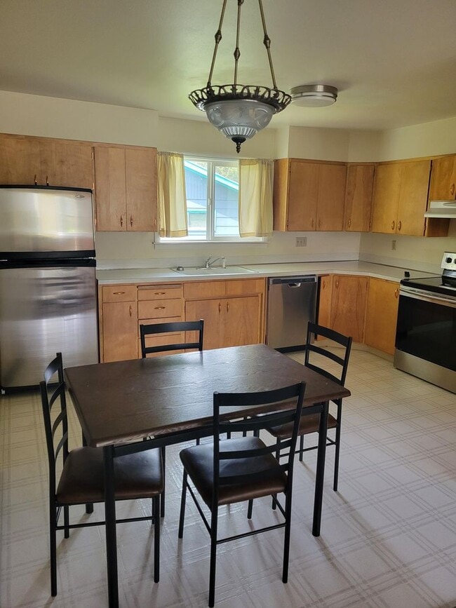 Building Photo - Upper Unit 2 Bedroom 1 Bathroom