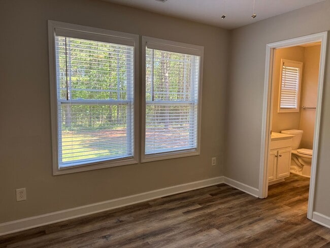 Building Photo - Two Bedroom Townhouse in Sherrills Ford wi...