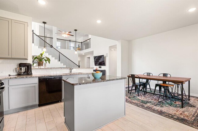 Building Photo - 5872 Strawflower Ln