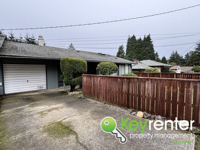 Building Photo - 7920-7922-7922 37th St Ct W