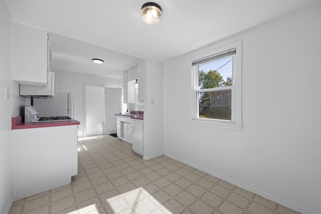 Building Photo - Well Cared for Single Family Home in Conve...