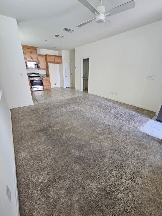 Building Photo - LOCATION, LOCATION, LOCATION 2 bedrooms an...