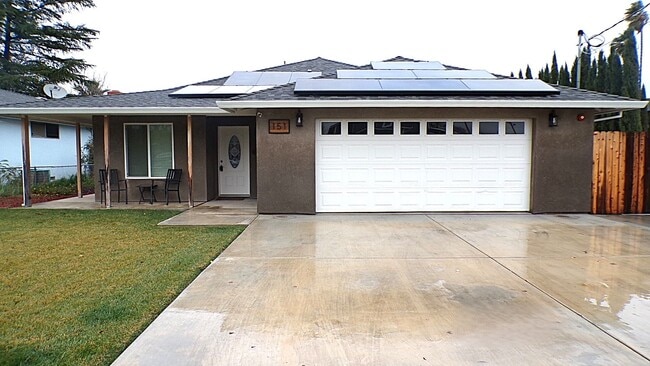 Building Photo - 3 Bedroom 2 Bathroom Home Coming Soon!