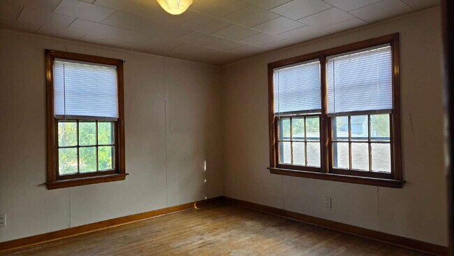 Building Photo - Large 2 Bedroom Upper Apartment in Menasha WI