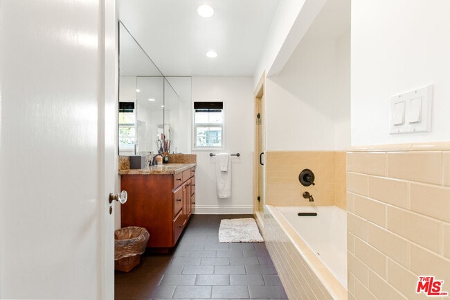 Building Photo - 460-460 N Alfred St