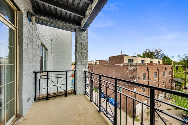 Building Photo - 2032 W Division St