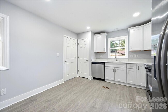Building Photo - 553 Derrydowne Dr