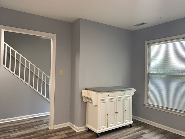 Building Photo - Renovated Townhome Near UNC, Downtown, fle...