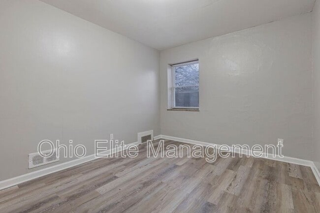 Building Photo - 987 Lilley Ave