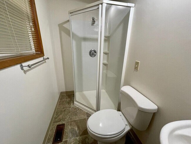 Building Photo - Charming 3 Bedroom 2 Bath Home with Large ...