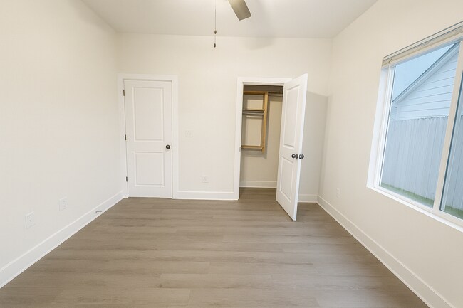 Building Photo - 1638/40 Hickory Creek