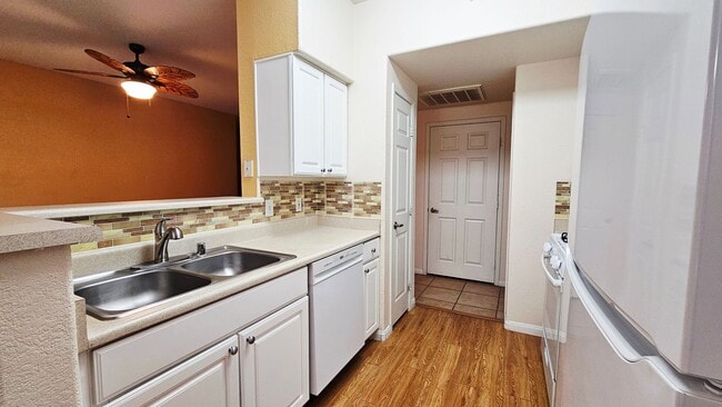 Building Photo - 2 Bed and 2 full Bathrooms Condo for Rent