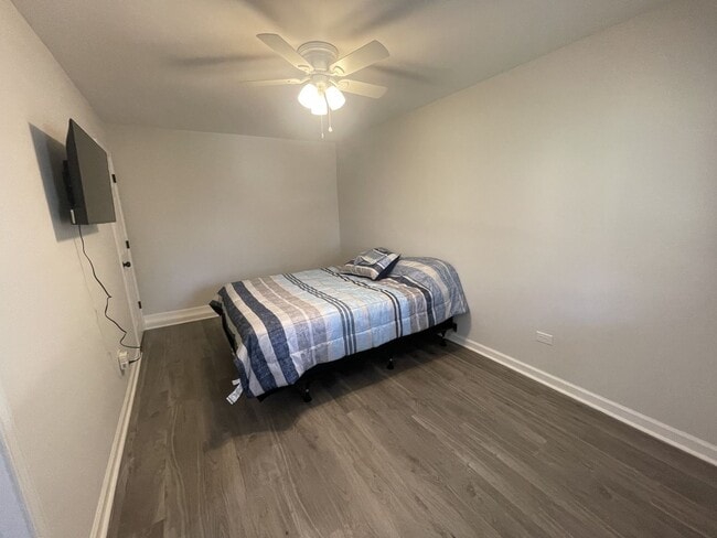 Building Photo - SPACIOUS COTTAGE FOR LEASE - Pre-Leasing August 11 2026!