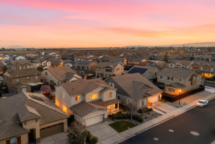 Building Photo - 450 Syracuse Ln