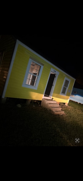 Building Photo - 320 W College St