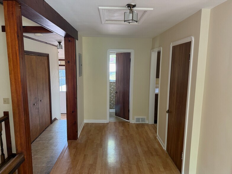 landing and half bath - 511 E Royalton Rd