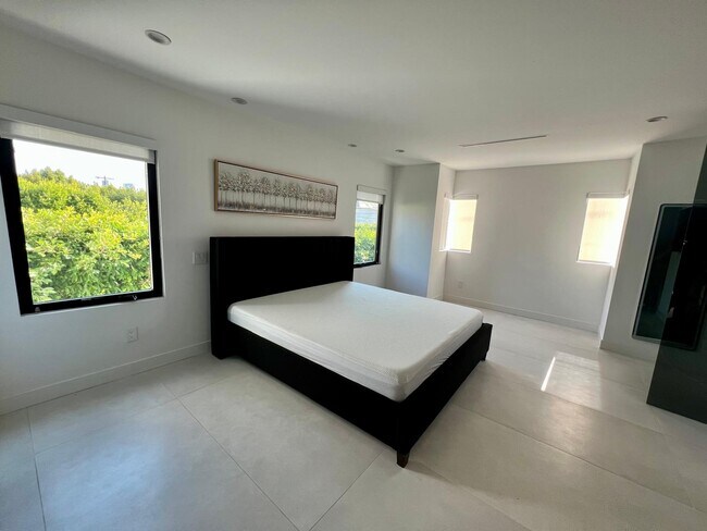 Building Photo - 201 Bedford Dr