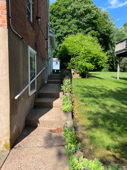 Building Photo - 678 Bartholomew Rd