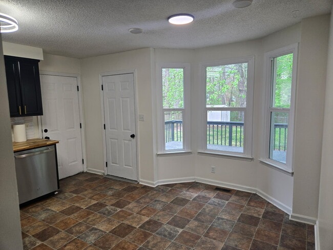 Building Photo - 118 Shady Maple Dr