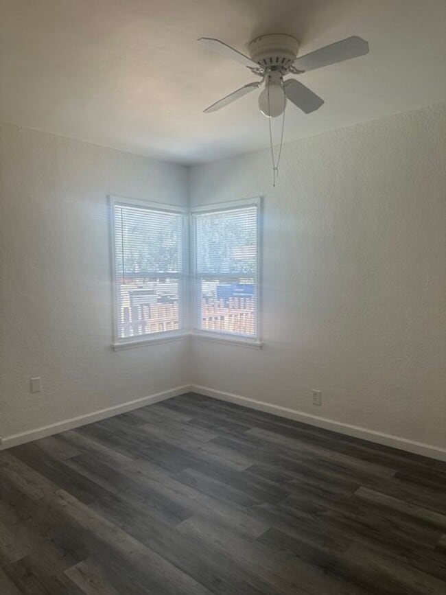 Building Photo - 501 Linda Vista Dr