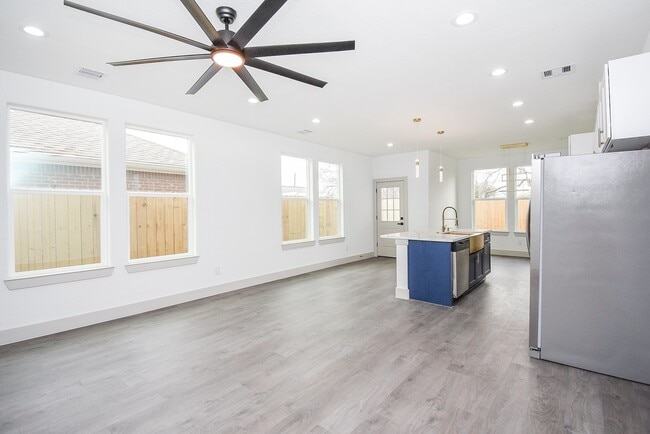 Building Photo - 7973 Joy St