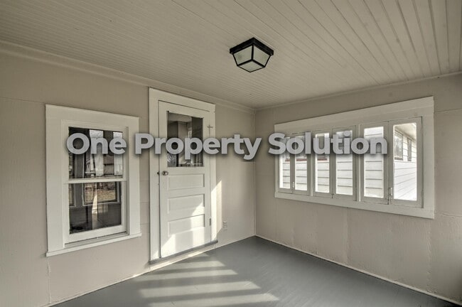 Building Photo - 810 Plain St