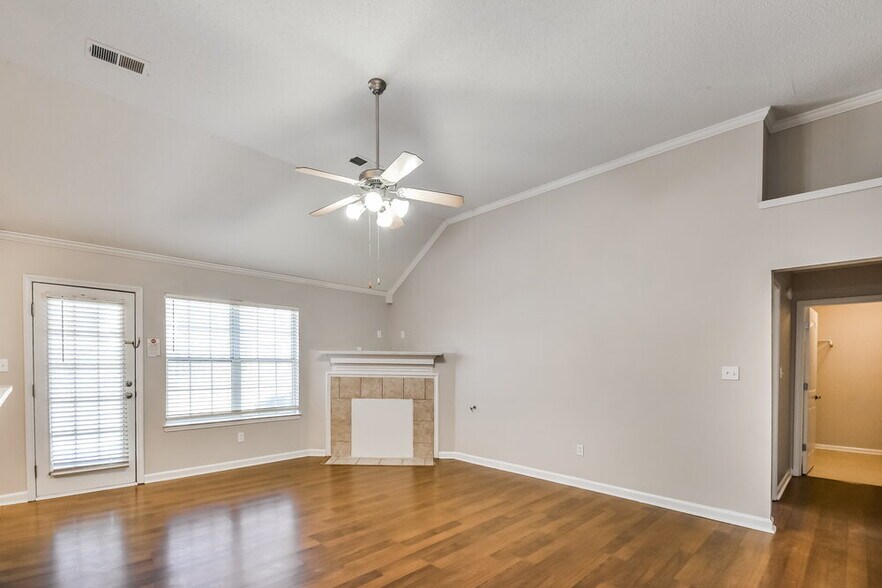 Building Photo - 4074 Ravenwood Dr N