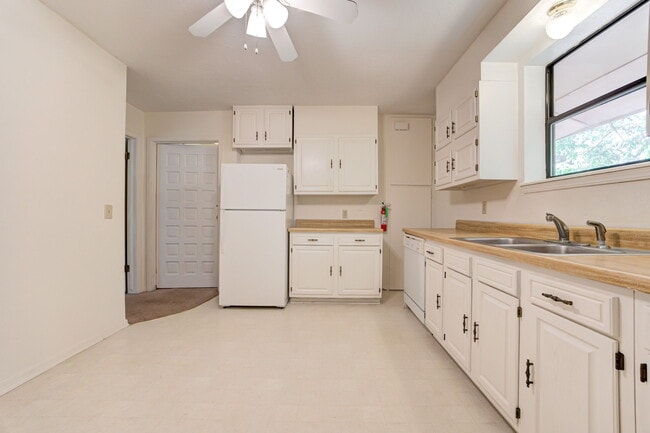 Building Photo - 604 S Flood Ave