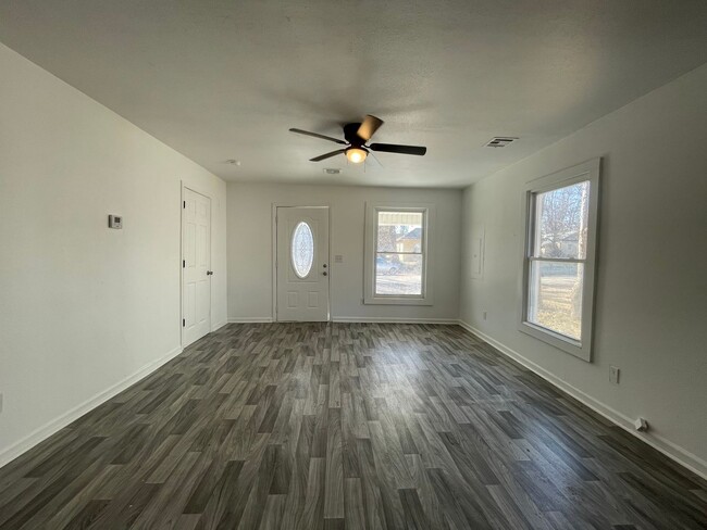 Building Photo - Recently Remodeled 2 bedroom 2 full bathro...