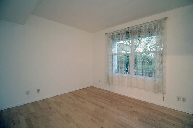 Building Photo - 1710 S Harbor Way