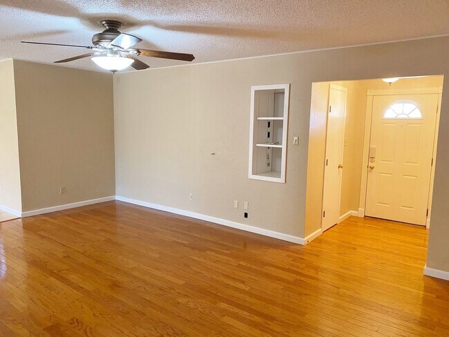 Building Photo - Adorable and Freshly painted Edgecliff Village 3 Bed 2 Bath!!