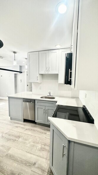 Building Photo - 1214 W Rosemont Ave