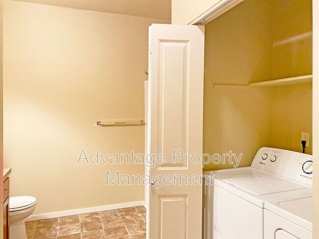 Building Photo - 501 Catron Pl