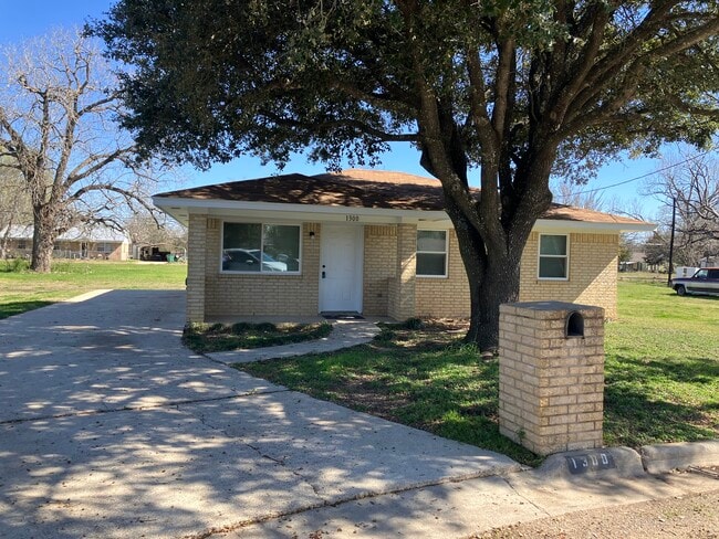 Building Photo - 1300 W Park Cir