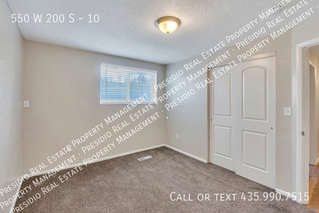 Building Photo - Cute, clean 2 BR/1 BA apartment