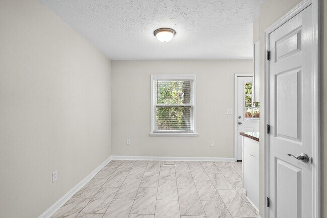 Building Photo - End unit of a Triplex within walking dista...