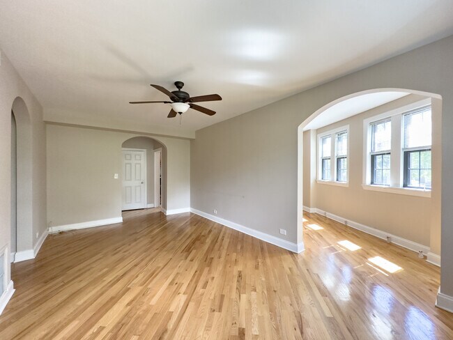 Building Photo - 913 Green Bay Rd