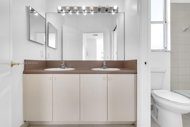 Building Photo - 1095 NE 39th Ave