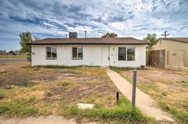 Building Photo - 2539 N 39th Ave