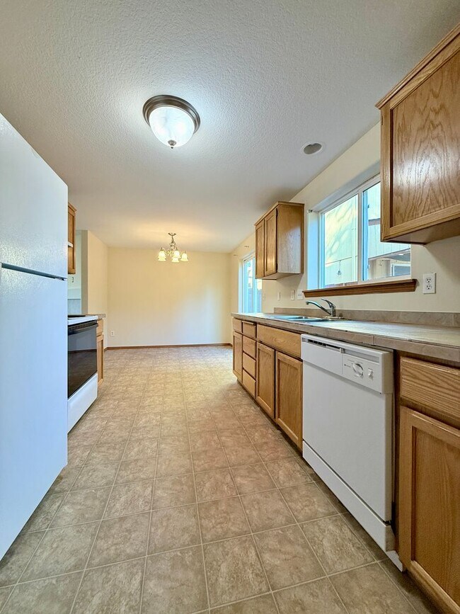 Building Photo - **$500 OFF THE FIRST MONTH'S RENT** Spacio...