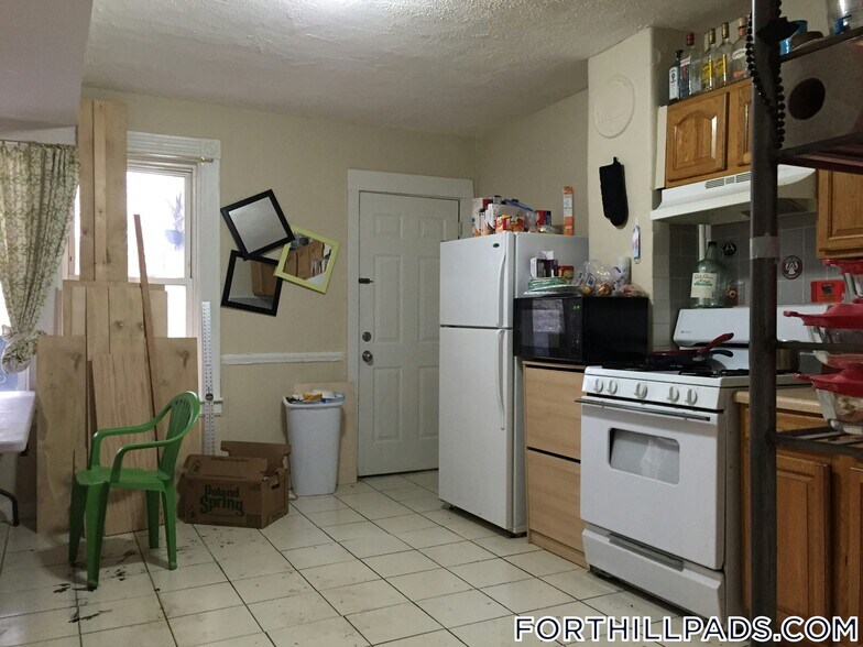 Building Photo - 160 Centre St