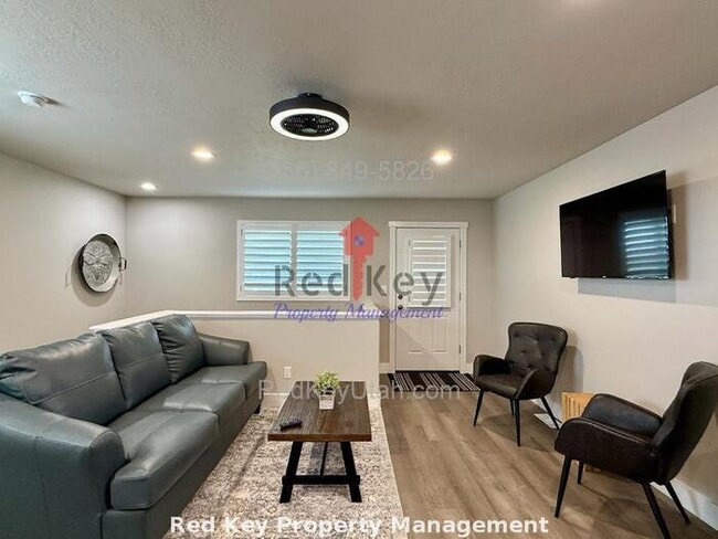 Building Photo - Adobe Rock Dr. Fully Furnished