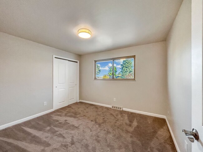 Building Photo - $0 DEPOSIT OPTION. 4 BED 3 BATH IN HAMPDEN HEIGHTS!