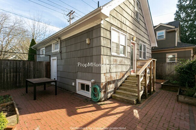 Building Photo - Classic Two Bedroom Bungalow In The Heart Of Sellwood!